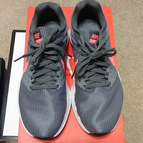 Nike Shoes - Woman's Nike Shoe Nike Shoes - Woman's Nike Shoe